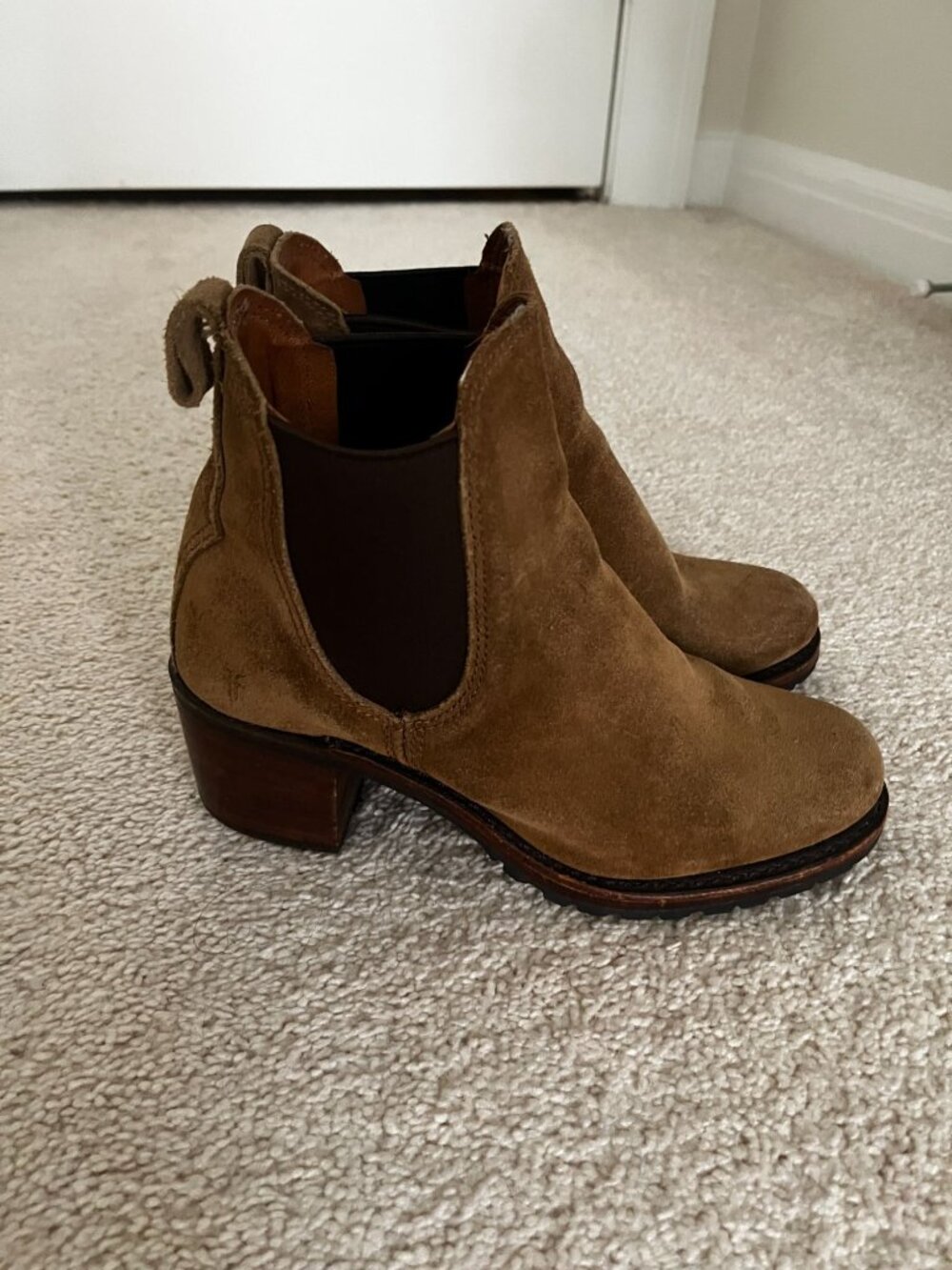 NWOB Frye Sabrina Chelsea Brown Suede Boots Sz 7.5 - Picture 3 of 11